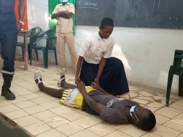 LES ELEVES DU LYCEE MODERNE 1 DE DAOUKRO FORMES AUX GESTES DE PREMIERS SECOURS