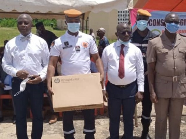 LES POMPIERS CIVILS DU BERE REÇOIVENT DU MATERIEL DE BUREAU