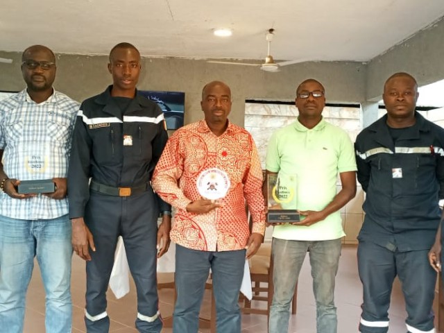 DABOU : SATISFAIT DES DISTINCTIONS DES POMPIERS CIVILS DE SA REGION UNE ONG DOUBLE SON DON EN CARBURANT AU CSU