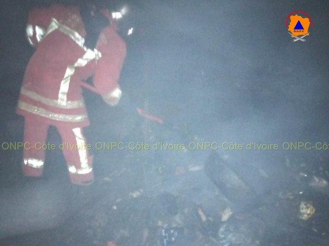 LES POMPIERS CIVILS DU SUD-COMOE ETEIGNENT UN FEU DE MAGASIN