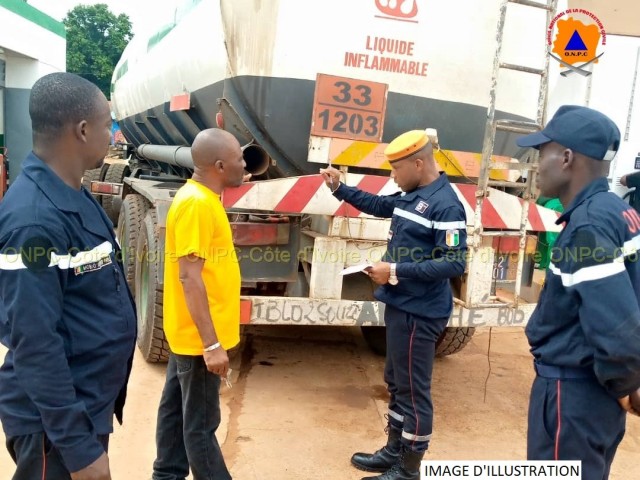 LES POMPIERS CIVILS DE LA NAWA SENSIBILISENT DEUX CONDUCTEURS SUR LE TRANSPORT DE MARCHANDISES DANGEREUSES (TMD)