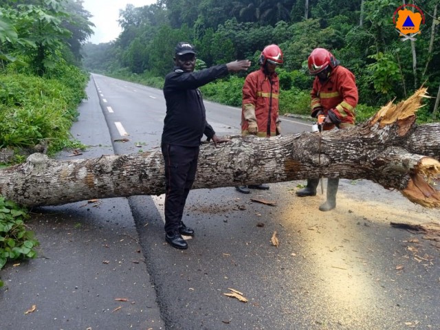LES POMPIERS CIVILS LIBERENT UNE VOIE ET SENSIBILISENT SUR LA SECURITE ROUTIERE A AGBOVILLE