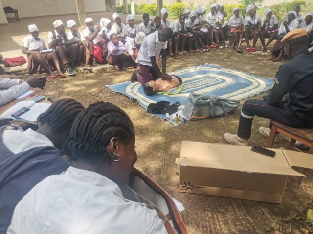 ISSIA : PLUSIEURS ELEVES AIDE-SOIGNANTS SENSIBILISES SUR LES GESTES DE PREMIERS SECOURS ET LA SECURITE INCENDIE  