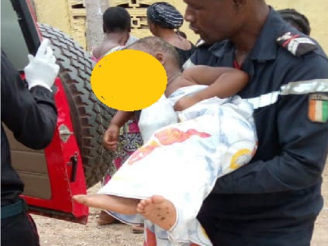 UN BEBE DE 24 MOIS SECOURU PAR LES POMPIERS CIVILS A AGBOVILLE