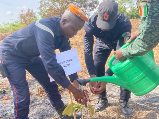 LES POMPIERS CIVILS PRENNENT PART AUX ACTIVITES DE LA JOURNEE NATIONALE DE LA PAIX ET DU PLANTING D’ARBRES 2025