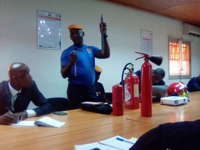 BAGOUE : LE PERSONNEL DU TRÉSOR DE BOUNDIALI SENSIBILISE A L'UTILISATION DE L'EXTINCTEUR