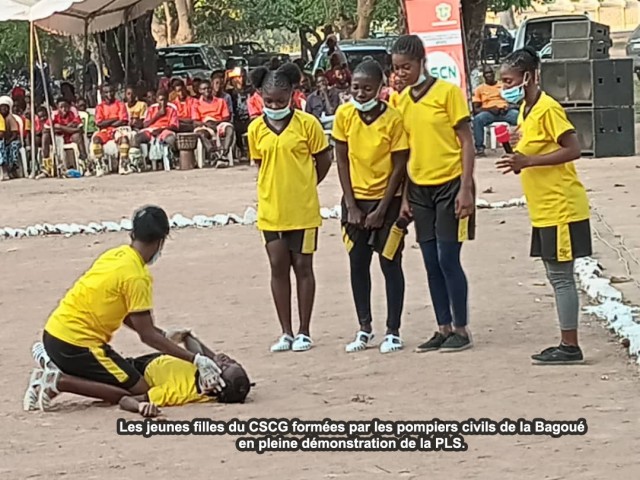 102 STAGIAIRES DU CENTRE DE SERVICE CIVIQUE DE BOUNDIALI DEMONTRENT LES GESTES DE PREMIERS SECOURS