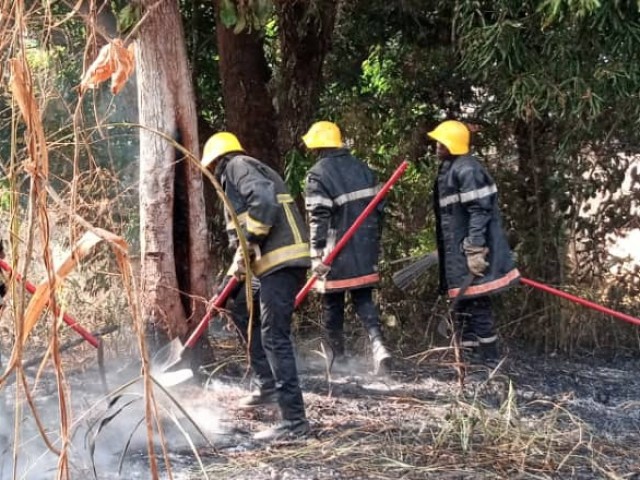 LES POMPIERS CIVILS SAUVENT DES FLAMMES UN VILLAGE A GUIGLO ET UNE PARCELLE A MAN