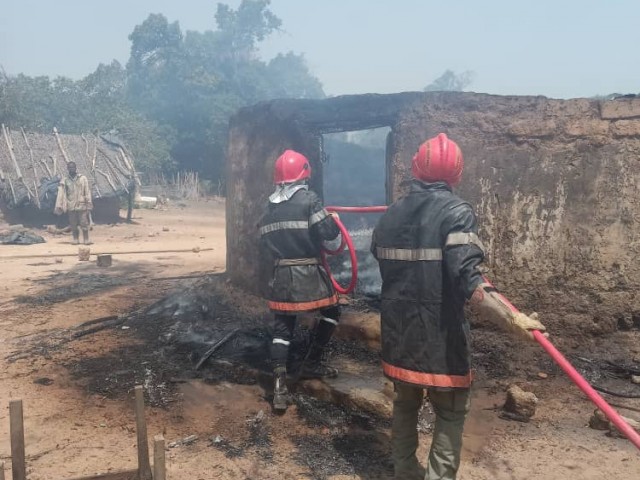 LES POMPIERS CIVILS VIENNENT A BOUT D’UN FEU DE BROUSSE A TOUBA